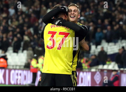 Gerard Deulofeu de Watford (à droite) célèbre marquant son deuxième but de côtés du jeu avec Roberto Pereyra au cours de la Premier League match au stade de Londres. Banque D'Images