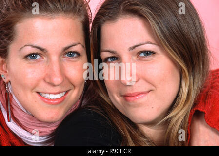 Portrait de belles jumelles identiques, USA Banque D'Images