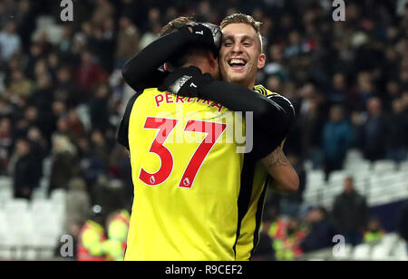 Gerard Deulofeu de Watford (à droite) célèbre marquant son deuxième but de côtés du jeu avec Roberto Pereyra au cours de la Premier League match au stade de Londres. Banque D'Images