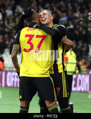 Gerard Deulofeu de Watford (à droite) célèbre marquant son deuxième but de côtés du jeu avec Roberto Pereyra au cours de la Premier League match au stade de Londres. Banque D'Images