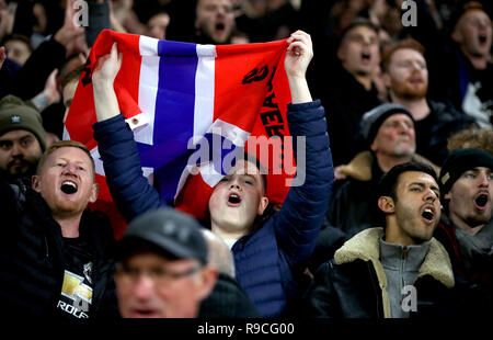 Les fans de Manchester United dans les stands tiennent le drapeau de la Norvège avec le nom du directeur intérimaire de Manchester United Ole Gunnar Solskjaer sur lui pendant le match de la Premier League au Cardiff City Stadium. Banque D'Images