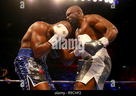 Dillian Whyte (droite) et Dereck Chisora en action au cours de l'argent et WBC International WBO Heavyweight Championship à l'O2 Arena, Londres. Banque D'Images