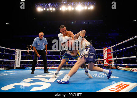 Josh Warrington (à gauche) et Carl Frampton en action dans le monde championnat poids plume à la Manchester Arena. Banque D'Images