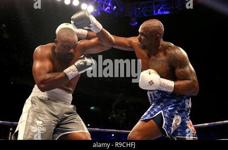 Dillian Whyte (droite) et Dereck Chisora en action au cours de l'argent et WBC International WBO Heavyweight Championship à l'O2 Arena, Londres. Banque D'Images