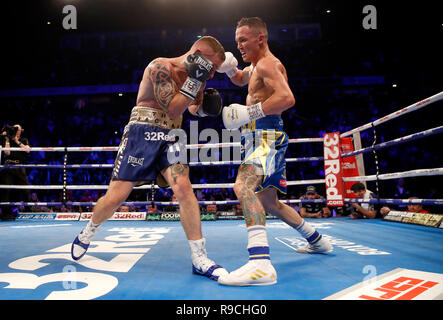 Josh Warrington (à gauche) et Carl Frampton en action dans le monde championnat poids plume à la Manchester Arena. Banque D'Images