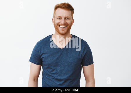 Bon joyeux-à couple ordinaire avec du gingembre et de cheveux en soie t-shirt bleu, tout sourire, après avoir intéressant et Funny conversation, relaxant à la bonne partie de cercle amical Banque D'Images