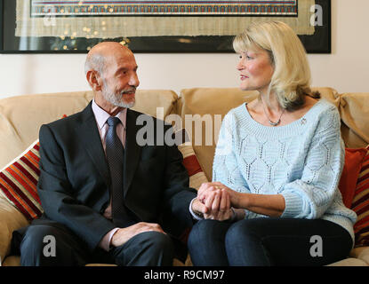 Teresa Dobson répond aux donateurs l'acquéreur de son rein, Joe Salvatore, pour la première fois en, Kings Langley, Hertfordshire. Banque D'Images