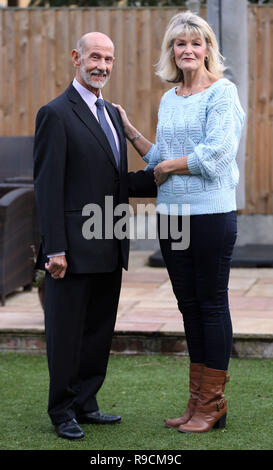 De 0001 sous embargo Lundi 24 décembre donateur Teresa Dobson répond à l'acquéreur de son rein, Joe Salvatore, pour la première fois en, Kings Langley, Hertfordshire. Banque D'Images