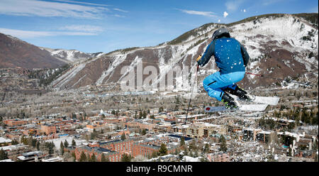 USA, Colorado, le tremble, le ski une course appelée la Norvège avec la ville de tremble dans la distance, Aspen Ski Resort, Ajax mountain Banque D'Images