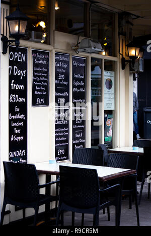 Salisbury, Wiltshire, Angleterre - le 08 novembre 2018 : Restaurant menu à la craie sur tableau noir à l'extérieur de locaux Banque D'Images