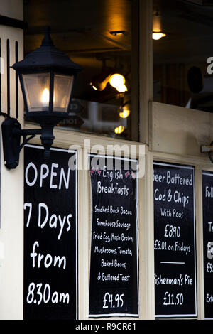 Salisbury, Wiltshire, Angleterre - le 08 novembre 2018 : Restaurant menu à la craie sur tableau noir à l'extérieur de locaux Banque D'Images