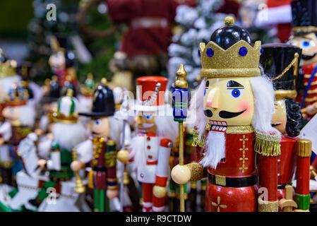 Artisanat d'art pour poupée Casse-noisette don en Marché de Noël à Strasbourg, capitale de Noël en France Banque D'Images