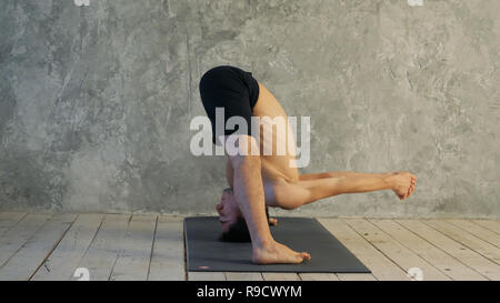 Jeune homme musclé sportif yogi fait Wide-Legged flexion avant, P Banque D'Images