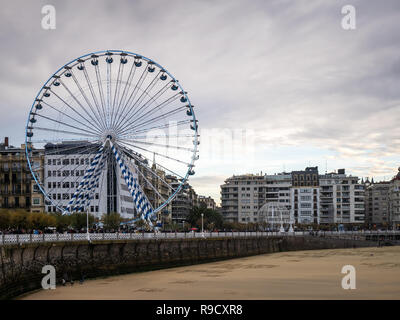 Promenade en bord de mer et un Crowdy grande roue à côté de la plage La Concha à San Sebastian, Pays Basque, Espagne Banque D'Images