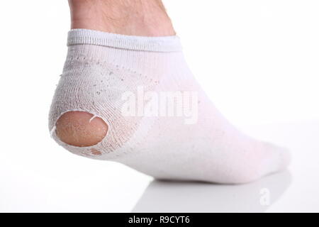 Chaussette homme blanc déchiré sur jambe isolée Banque D'Images