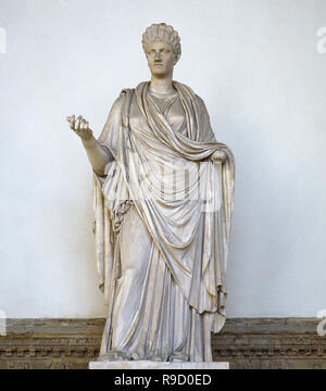 L'époque impériale romaine. Sculpture d'un Vestal, vêtu de la STOA et palla. Vierge à la Loggia dei Lanzi, Florence, Italie. Banque D'Images