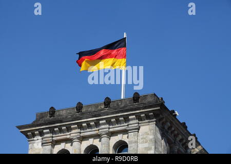 Drapeau allemand au Reichstag Banque D'Images