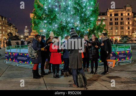Cordinas Union des indépendants gallois Incorporated Choeur chanter des chants de Noël à Trafalgar Square, Londres, Angleterre. 19 déc., 2018 Banque D'Images