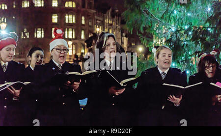 Metropolitan Police Choeur chanter des chants de Noël à Trafalgar Square, Londres, Angleterre. 19 déc., 2018 Banque D'Images