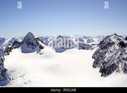 Paysage de montagne d'hiver dans les montagnes de la Silvretta dans les Alpes Suisses avec le célèbre Piz Buin mountain peak dans le centre Banque D'Images