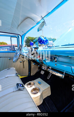 1957 Chevrolet Bel Air voiture. Par l'intérieur siège passager avant, fluffy dice suspendu à miroir, planche de bord bleu clair, signe, le ciel est un 57'. Banque D'Images