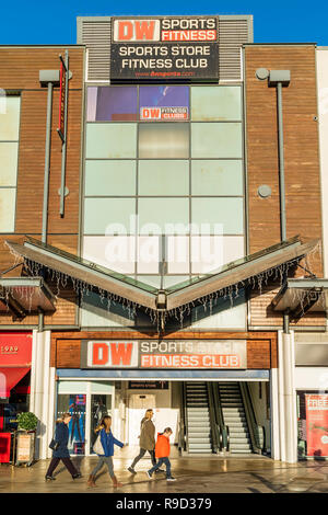 Centre commercial Westwood Cross, Broadstairs. DW magasin de sport et fitness club entrée avec les personnes qui s'y passé. Banque D'Images