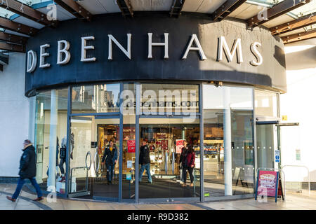 Centre commercial Westwood Cross. Debenhams high street fashion store entrée avec les gens de partir. Super Noël samedi mais peu d'acheteurs. Banque D'Images