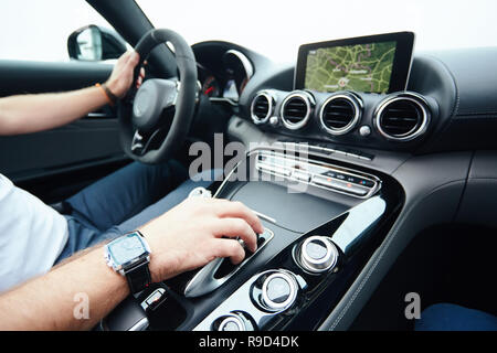 Changement de vitesse automatique sur la main, l'homme part d'un changement de voiture automatique Banque D'Images