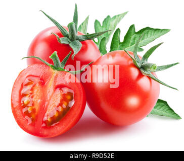 Deux tomates cerises et une moitié de tomate isolé sur fond blanc. Banque D'Images