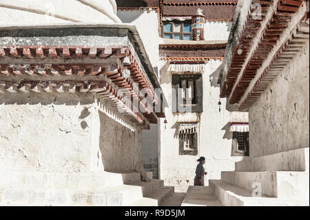 Une femme Buddhist​ religieux a fait une médiation à pied et a prié dans le temple, le Tibet, la Chine. Banque D'Images