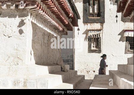 Une femme Buddhist​ religieux a fait une médiation à pied et a prié dans le temple, le Tibet, la Chine. Banque D'Images