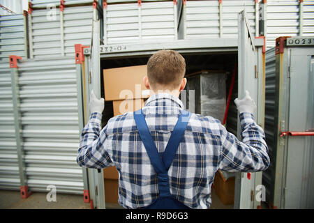 Examiner le contenu des conteneurs de fret Banque D'Images