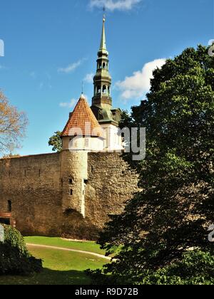 La ville médiévale et la tour de l'église St Nicholas à Tallinn, Estonie Banque D'Images