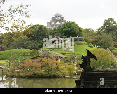 Photo Le Jardin Korakuen à Okayama Castle dans la distance ; l'un des trois grands jardins du Japon ; Octobre 2018 Banque D'Images
