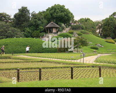 Photo Le Jardin Korakuen à Okayama, l'un des trois grands jardins du Japon ; le monticule appelé colline Yuishinzan ; Octobre 2018 Banque D'Images