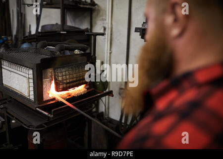 Fer à repasser sur le feu Banque D'Images