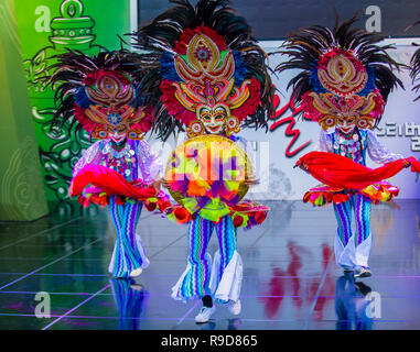 Des danseurs philippins du festival Masskara de Bacolod se produisent au festival de la danse maskale qui s'est tenu à Andong, en Corée du Sud Banque D'Images