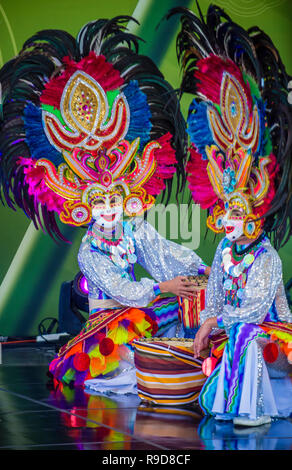 Des danseurs philippins du festival Masskara de Bacolod se produisent au festival de la danse maskale qui s'est tenu à Andong, en Corée du Sud Banque D'Images