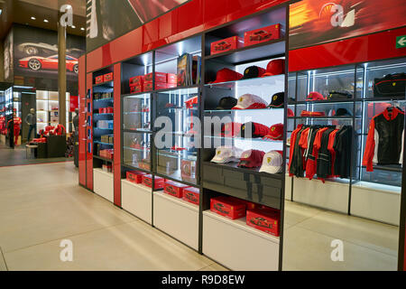 MILAN, ITALIE - circa 2017, novembre : à l'intérieur de Ferrari Store à Milan Banque D'Images