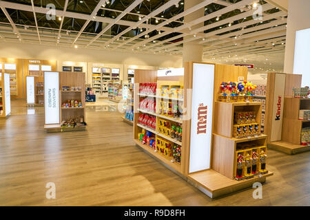 Moscou, Russie - circa 2018, juillet : coup de l'intérieur d'un magasin à l'aéroport international Sheremetyevo Banque D'Images