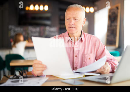 Documents de lecture in cafe Banque D'Images