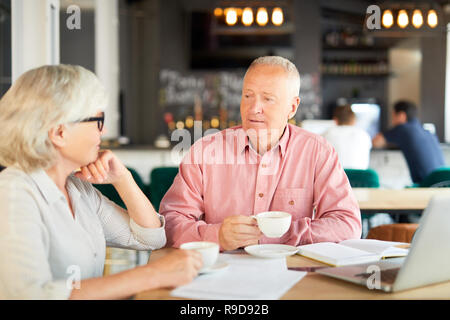 Discuter de travailler dans cafe Banque D'Images