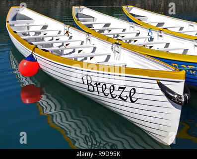 Concerts pilote traditionnel cornouaillais amarré dans le port de Newlyn mer calme clair Cornwall Newlyn UK Banque D'Images
