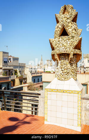 Barcelone, Espagne, le 21 avril 2017 Vue sur le toit : à partir de la Palau Guell feturing sculptures décoratives par Antoni Gaudi Banque D'Images