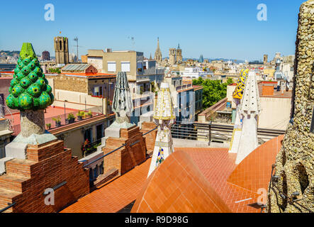 Barcelone, Espagne, le 21 avril 2017 Vue sur le toit : à partir de la Palau Guell feturing sculptures décoratives par Antoni Gaudi Banque D'Images