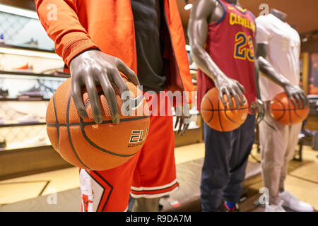 MILAN, ITALIE - circa 2017, novembre : à l'intérieur de Foot Locker magasin à Milan. Foot Locker Retail, Inc. est un détaillant de chaussures de sport et d'Américains Banque D'Images