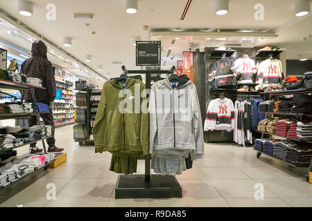 MILAN, ITALIE - circa 2017, novembre : à l'intérieur de Foot Locker magasin à Milan. Foot Locker Retail, Inc. est un détaillant de chaussures de sport et d'Américains Banque D'Images