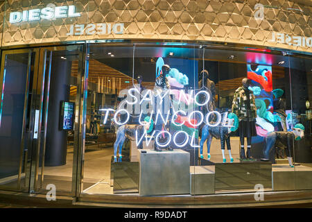 MILAN, ITALIE - circa 2017, novembre : des vêtements d'affichage de vitrine à un magasin Diesel à Milan, Italie. Banque D'Images