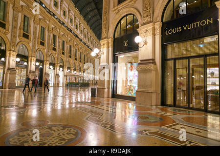 MILAN, ITALIE - circa 2017, novembre : Louis Vuitton magasin à la galerie Vittorio Emanuele II dans la nuit Banque D'Images