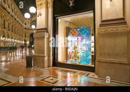 MILAN, ITALIE - circa 2017, novembre : Louis Vuitton magasin à la galerie Vittorio Emanuele II dans la nuit Banque D'Images